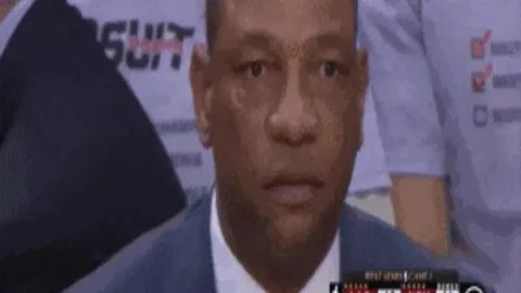 “忽视惊艳容颜，却专注探究他人腿部神秘紫条之谜！”